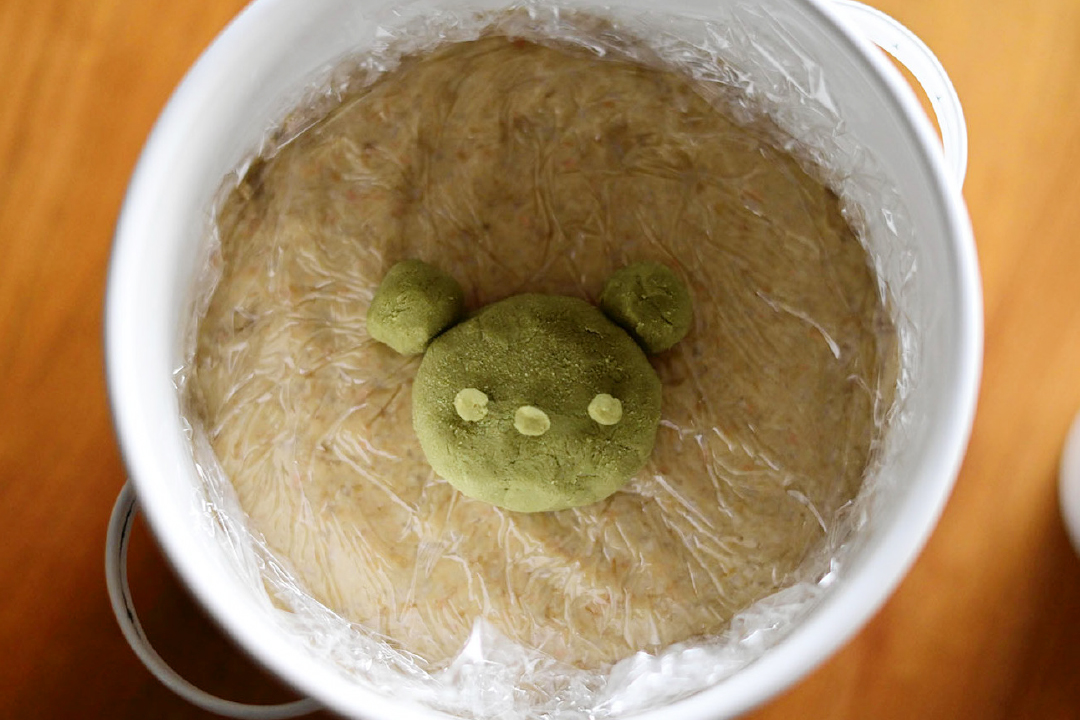 お味噌の仕込み方、ホーローの人はわさび玉でカビ予防