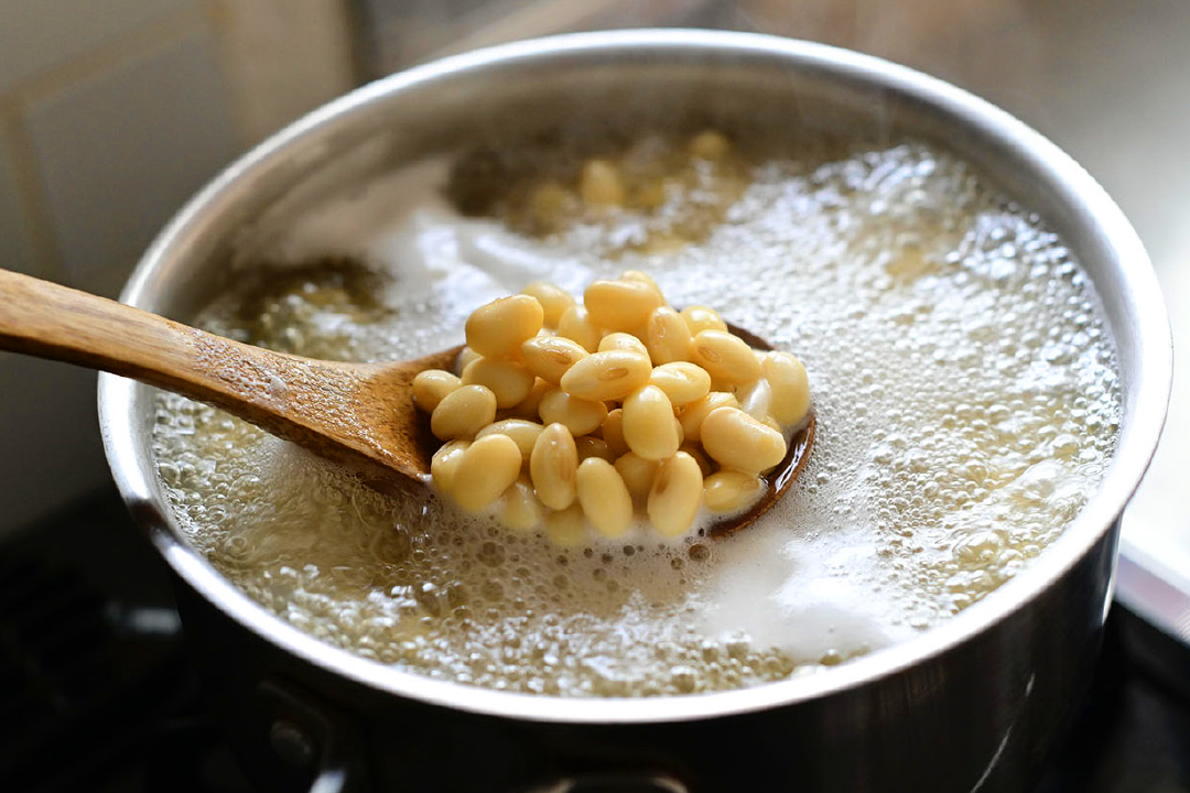 お味噌の仕込み方、大豆を煮る