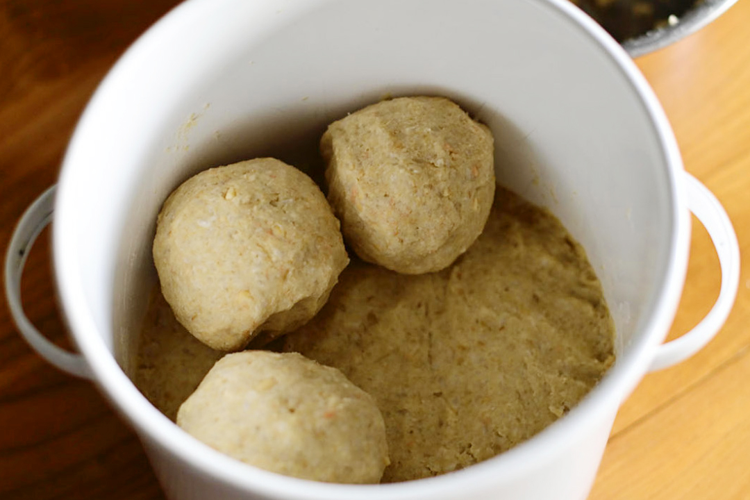 お味噌の仕込み方、ホーローに詰める様子