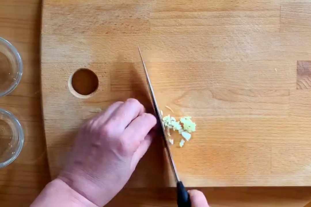 ニンニクをみじん切りにします