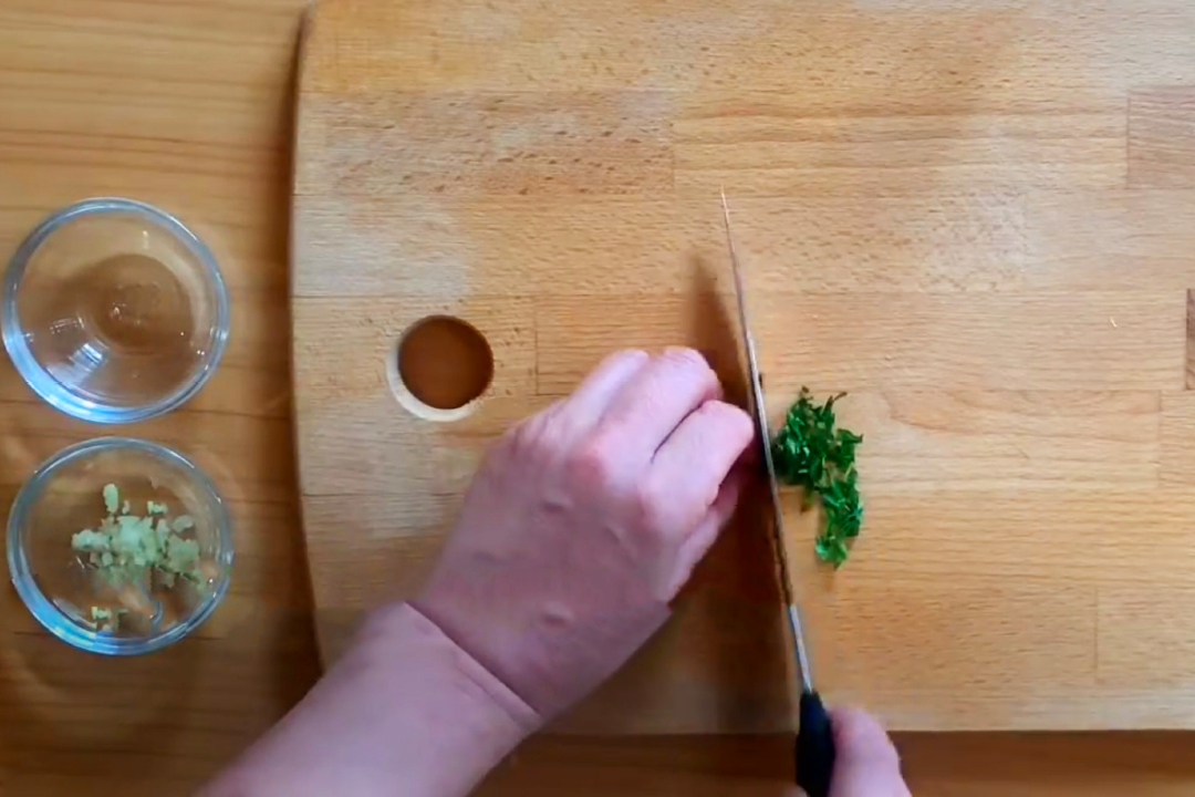 イタリアンパセリもみじん切りにします