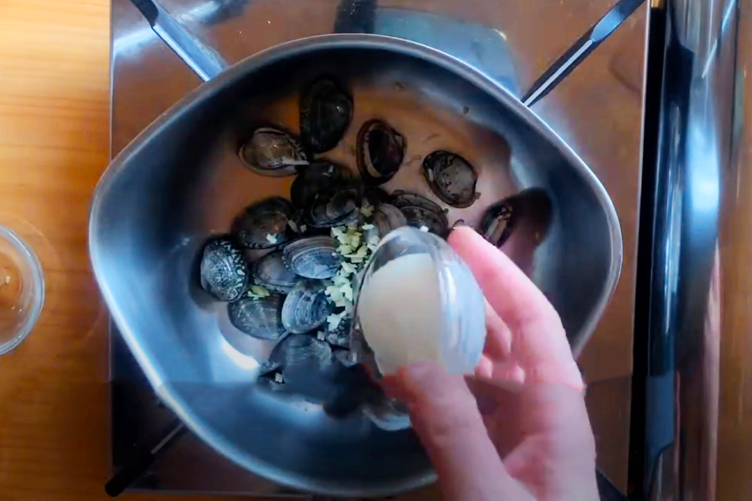 鍋にあさり、ニンニク、塩糀を入れます