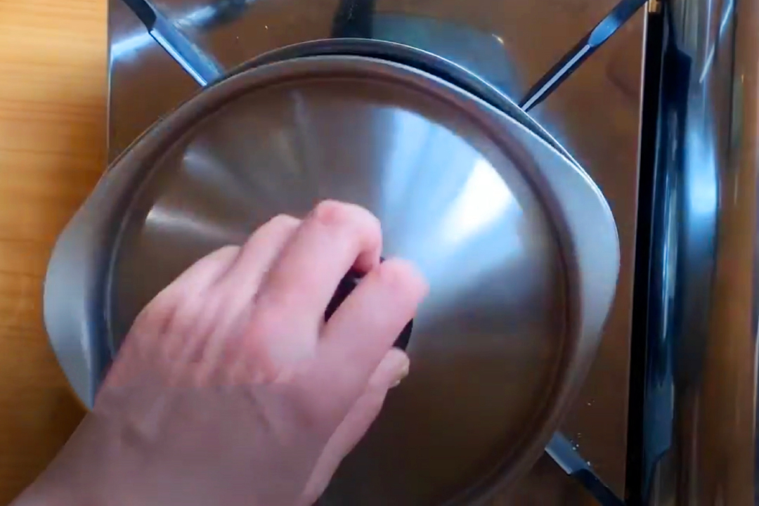 蓋をして蒸します