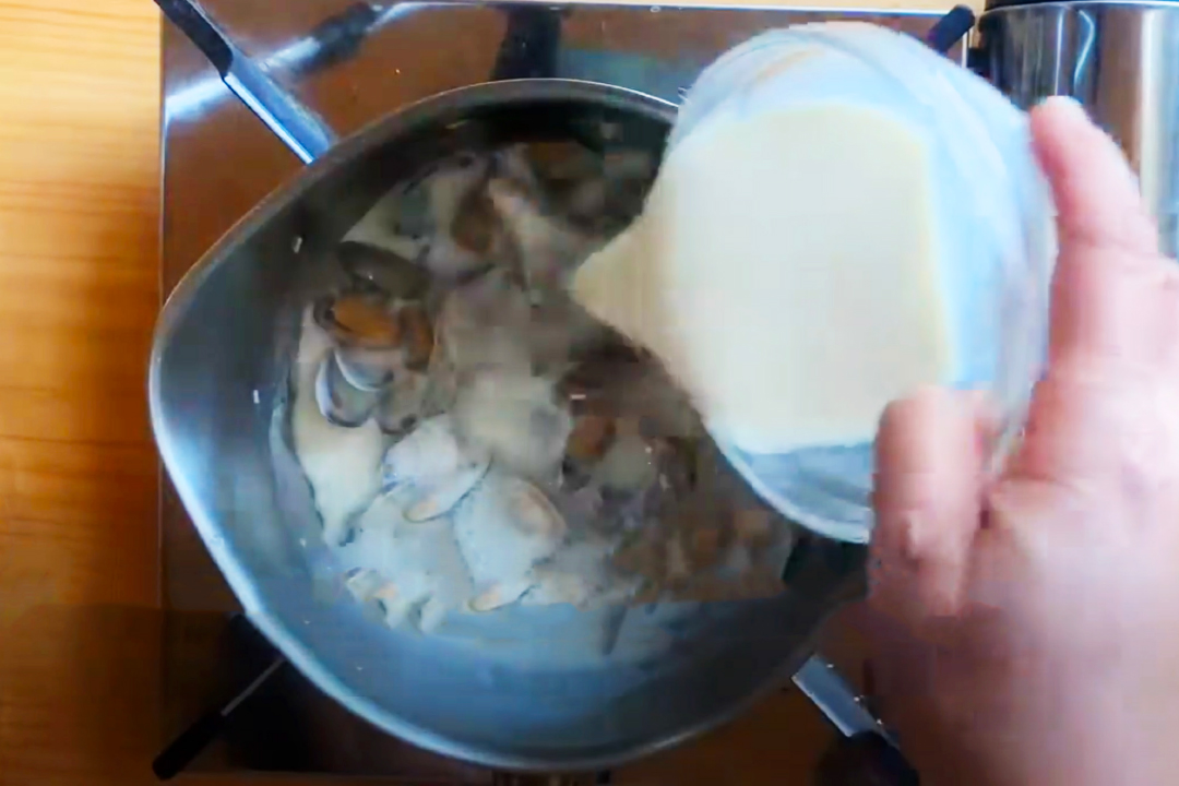 アサリの口が開いたら、豆乳を入れます