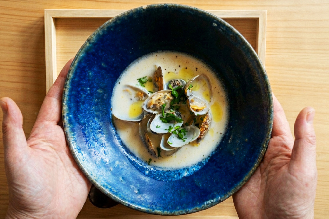 オリーブオイル、こしょう、イタリアンパセリを乗せて