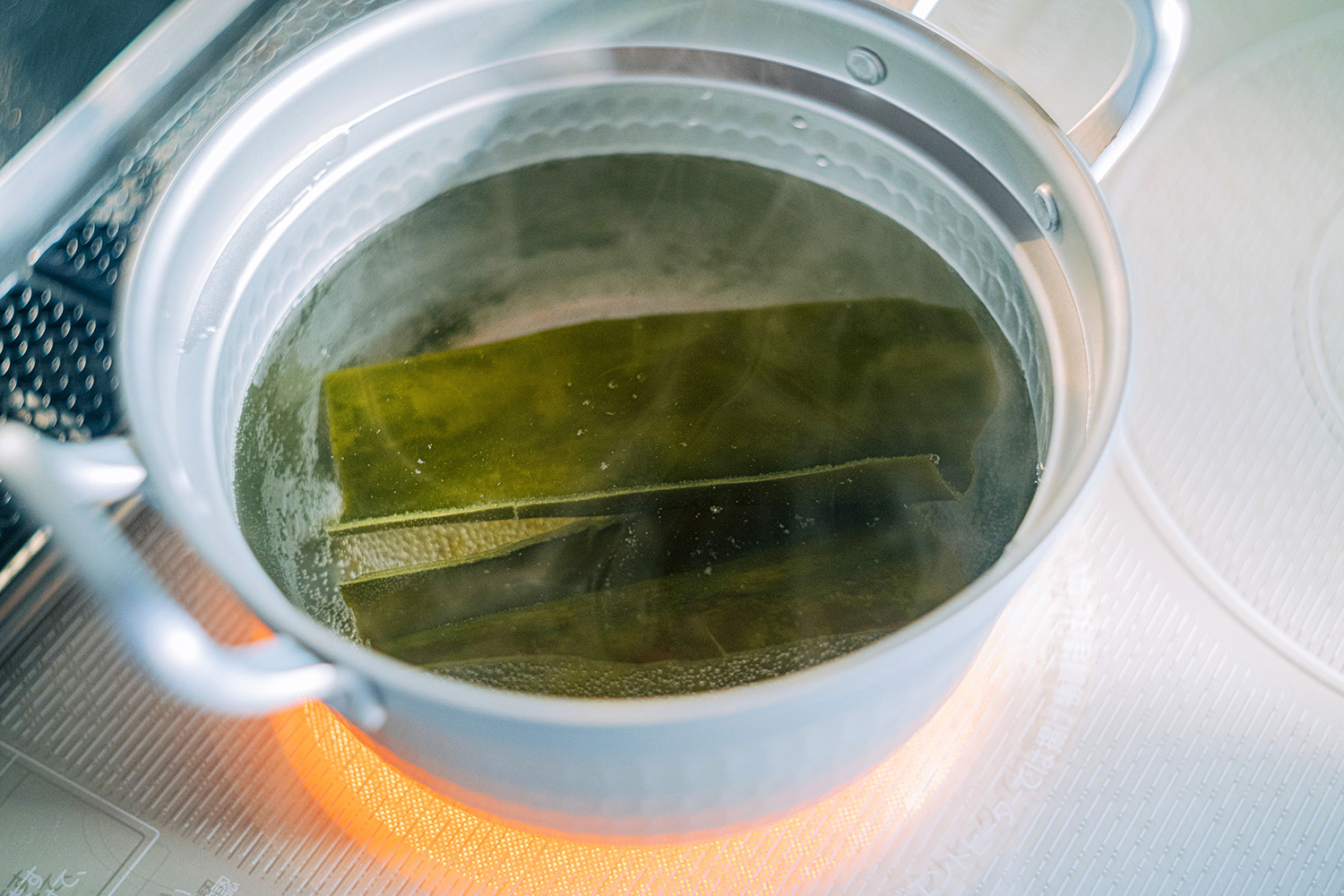 昆布で出汁をとる